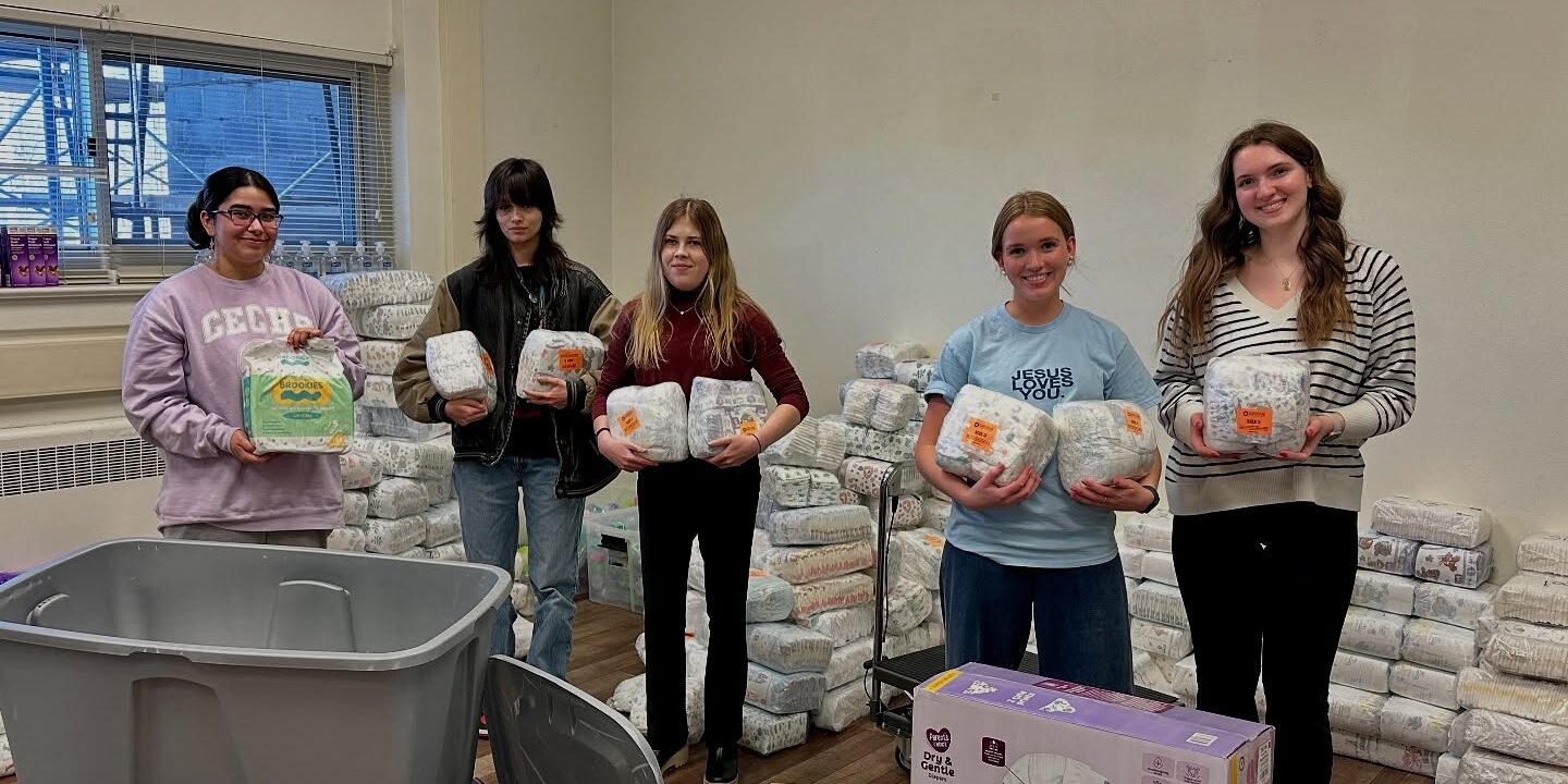 479941390_18271368718266443_7373113007987568582_n Group volunteering